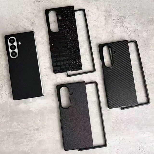 Samsung Handyhülle aus Krokodil-Carbonfaser-Saffiano-Lichi-Leder für Galaxy Z Fold und Z Flip in Schwarz - Bild 1