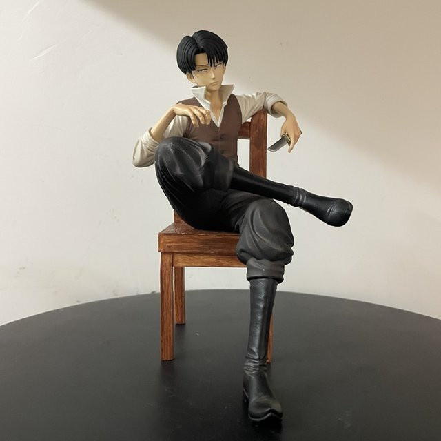 Bandai Attack On Titan Levi Ackerman Sitzfigur mit Stuhl - Bild 1