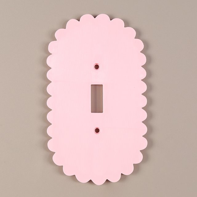 Wellenförmiger Steckdosenrahmen in zweifarbigem Rosa-Weiß-Design - Bild 1