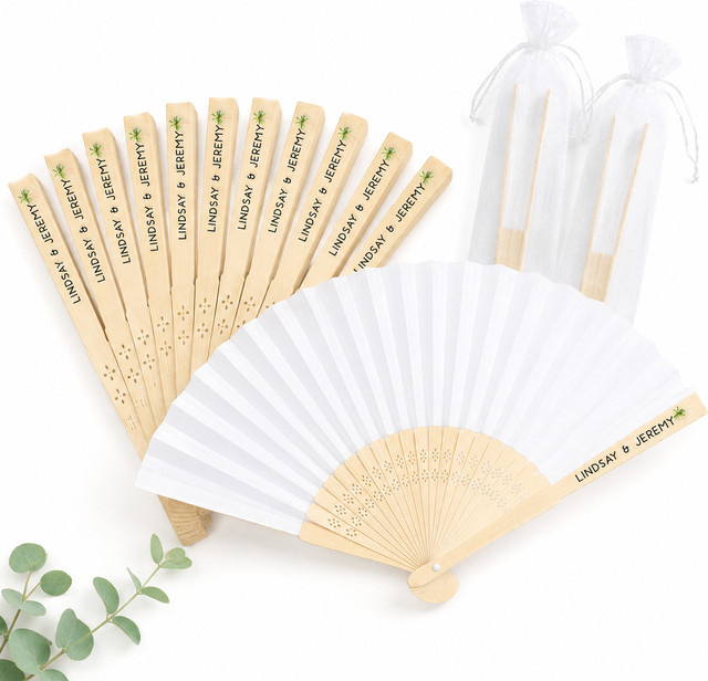 KAZHAN Personalisierte weiße Papierfächer für Brautpartys und Hochzeiten inklusive Geschenktüte als Party-Accessoire und Gastgeschenk - Bild 1