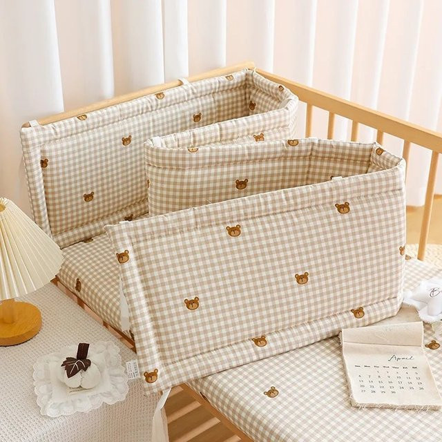 Insular Babybett-Umrandung in Beige als weicher Anti-Kollisions-Schutz für Babybett-Seiten und Bettgitter - Bild 1
