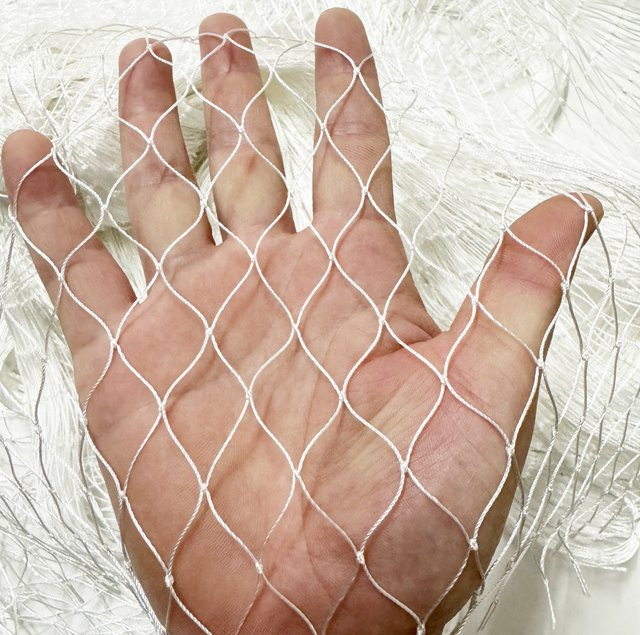 Robustes Anti-Vogel-Netz aus weißem Kunststoff als Hirsch- und Gartenschutznetz zum Schutz deiner Kulturen vor Vögeln, Hirschen, Katzen und Hunden - Bild 1