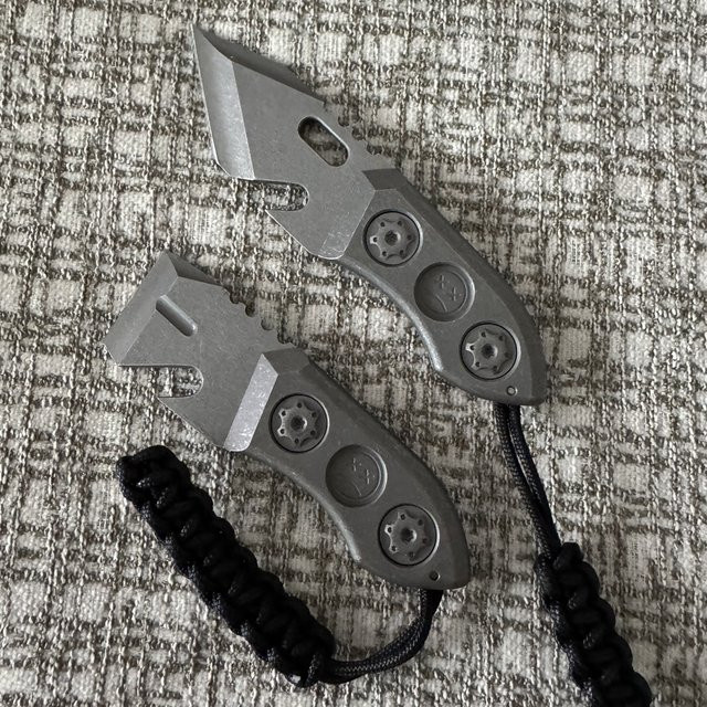 VALYRIAN Multifunktions-EDC-Werkzeug aus Titan-Legierung mit Carbonfaser-Hülle und Flaschenöffner in Grau - Bild 1