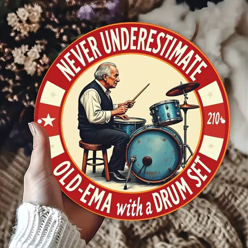 Vintage Wandschild aus Aluminium von Potdemiel mit dem Motiv Never Underestimate Old-Ema with a Drum Set 210+ im Retro-Stil - Bild 2