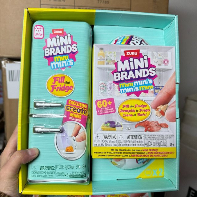 Bandai Mini Brands Miniatur-Figuren, Mini-Kühlschrank und Zwei Überraschungsball-Set, Mystery Blind Box, Set / Bundle - Bild 1