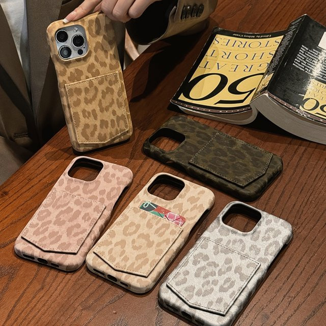 Retro Schutzhülle aus Mattleder-Imitat mit Leopardenmuster und Kartenfach für iPhone 17 16 15 14 13 Pro Max in Multicolour und Silber - Bild 1