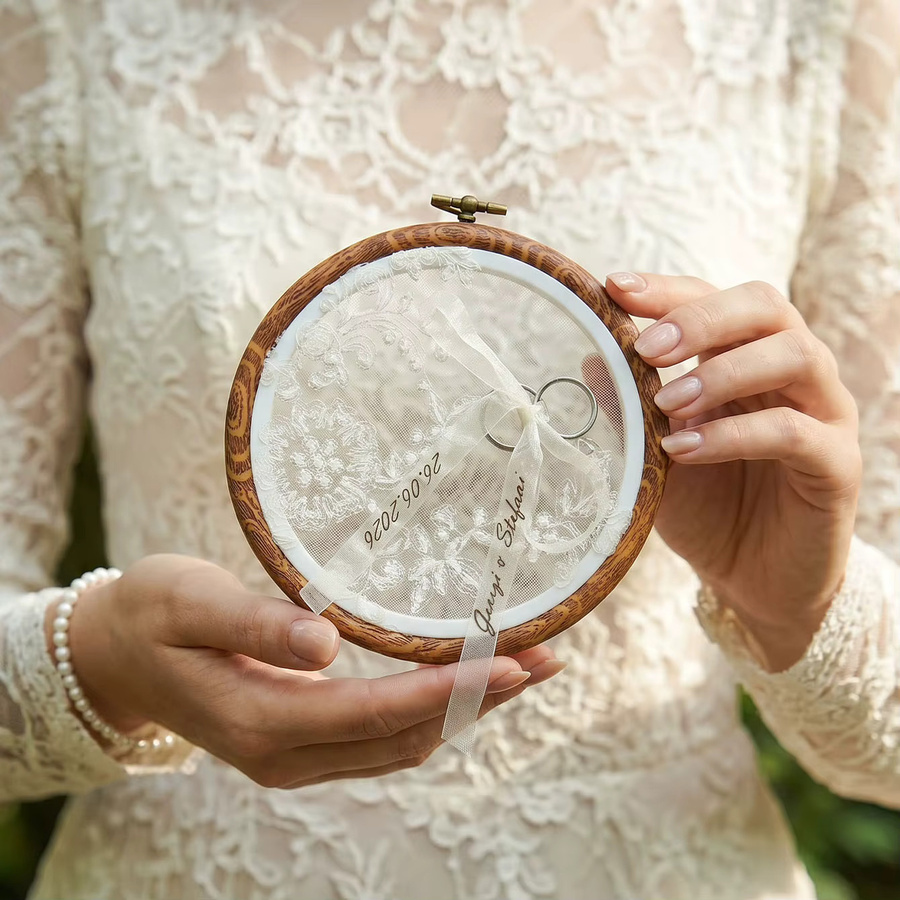 Sheilabox Personalisierter Eheringhalter mit Spitze, Blumen und Perlen in Weiß für deine Hochzeit - Bild 2