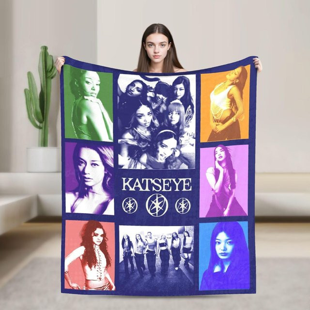 Katseye Kpop Musik Plüschdecke als warme Überwurfdecke für Bettwäsche und Wohnzimmer, Farbe: Weiß/Mehrfarbig, B: 75 cm, H: 100 cm - Bild 1