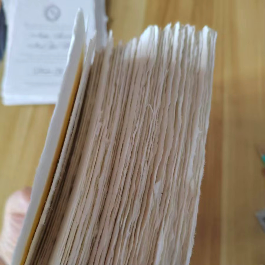 Handgefertigte Hochzeitseinladung mit Deckle-Rand und Letterpress-Motiv in Beige mit Umschlag - Bild 3