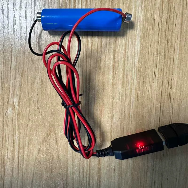 Magnetisches USB-Ladekabel für wiederaufladbare Batterien mit USB-A und USB-C Anschlüssen - Bild 2