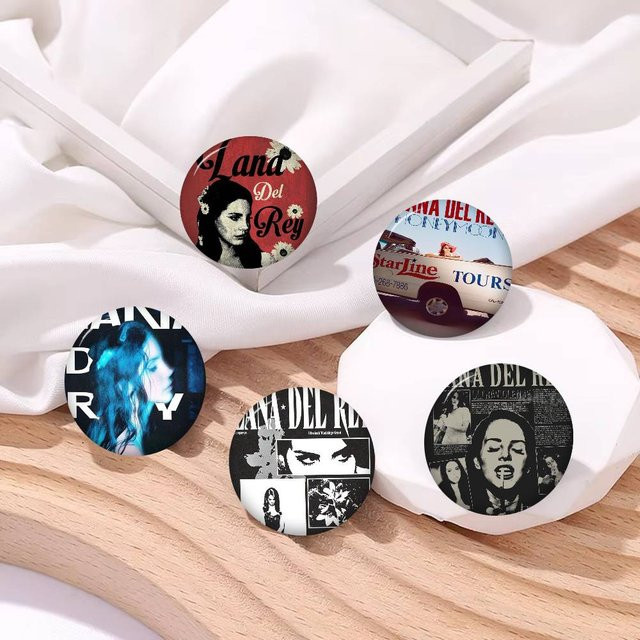 Anstecker Lana Del Rey Cartoon, Metall, Bunt - Bild 1