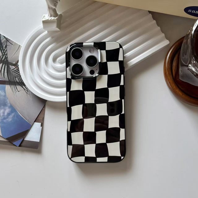 Schutzhülle im Schachbrett-Karomuster für Apple iPhone 12 bis 17 Pro Max in Schwarz-Weiß - Bild 1