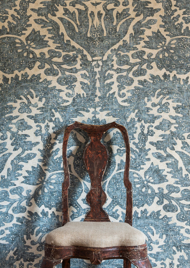 Lewis & Wood Tapete Pomegranate Moonstone in Grau und Blau mit floralem Botanical-Design - Bild 1