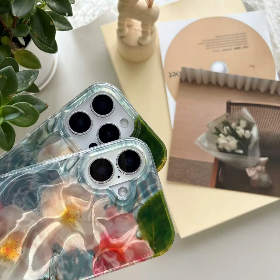 iPhone Schutzhülle mit rosa weißer Kamelie und schillernder Wasserwellen-Optik für iPhone 12 bis iPhone 17 Pro Max in Pink, Weiß und Blau - Bild 2