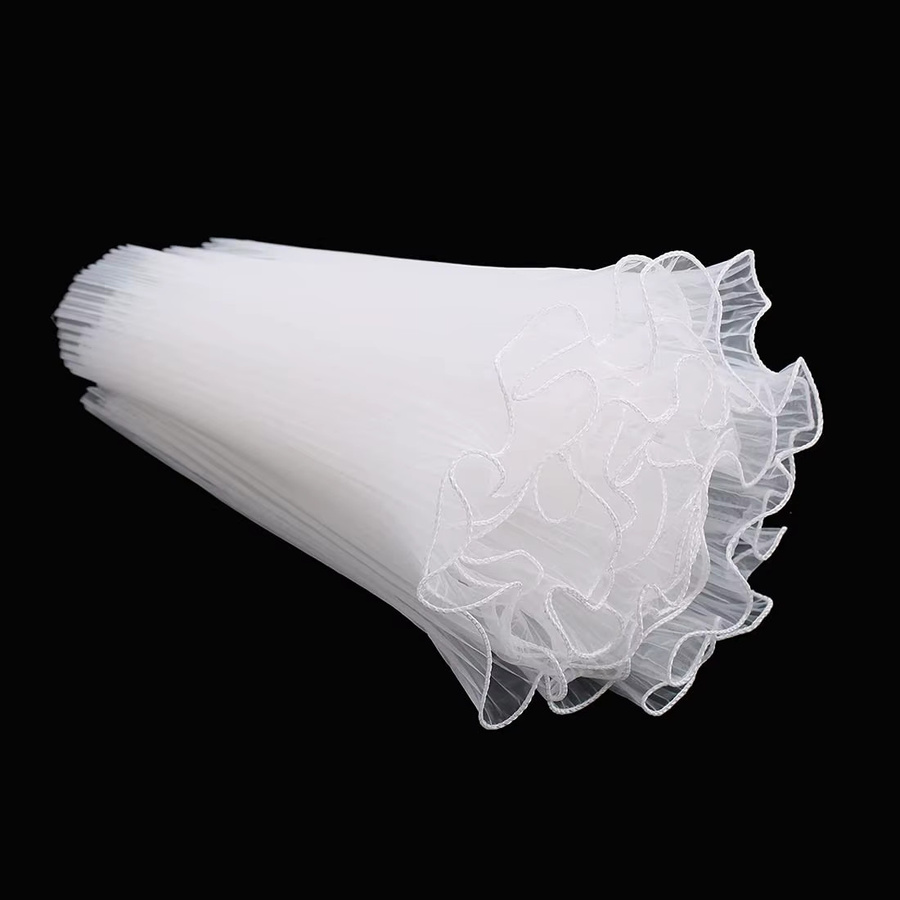 Weiße Blumenverpackung für Blumensträuße mit dekorativem Netz-Geschenkpapier und Perlenrand in Wellenoptik - Bild 2