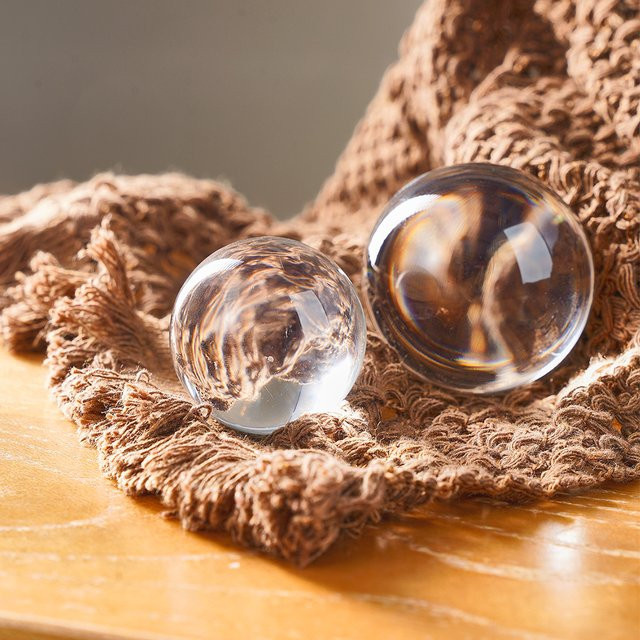Transparente Kristallglaskugel als runder Dekoartikel aus Glas - Bild 1