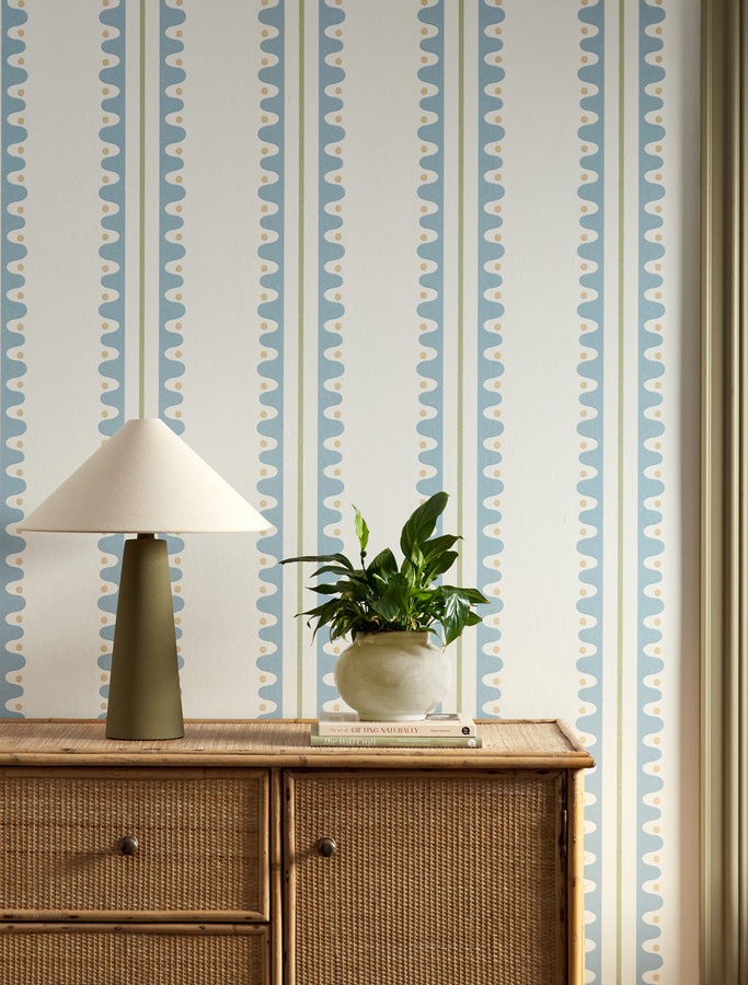 Scion Tapete Oakham in Coast Blue mit abstraktem Mid-Century Streifenmuster aus Vlies - Bild 1