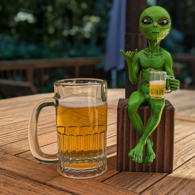 Alien-Invasion Party Alien Männliche Hang-Loose-Figur mit Bier in Grün, Höhe: 15,0 cm - Bild 1