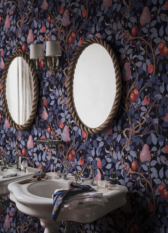 Rebel Walls Tapete Fruit Garden in Lilac mit floralem Vintage-Design und botanischem Muster - Bild 1