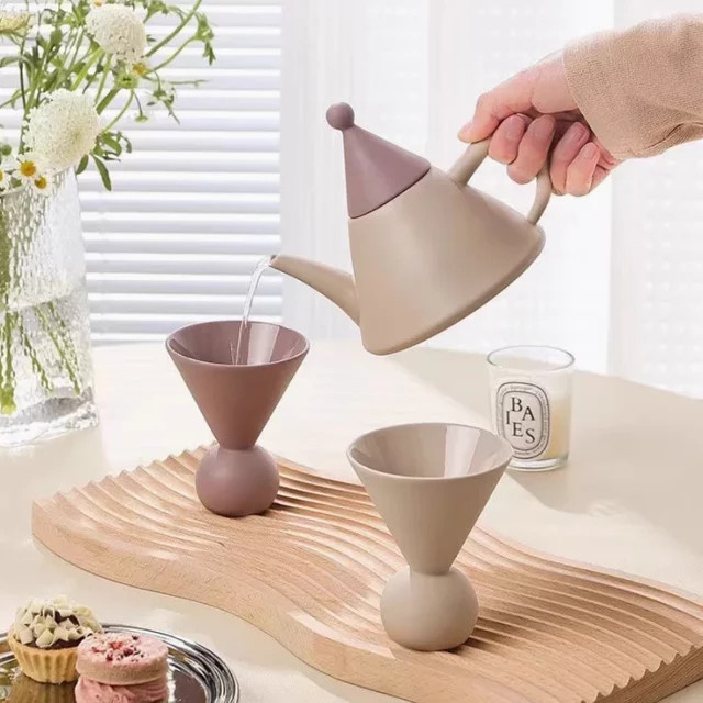 Porzellan-Nachmittagstee-Set in Beige mit Teekanne, Tassen und Tablett im nordischen Keramik-Stil - Bild 1