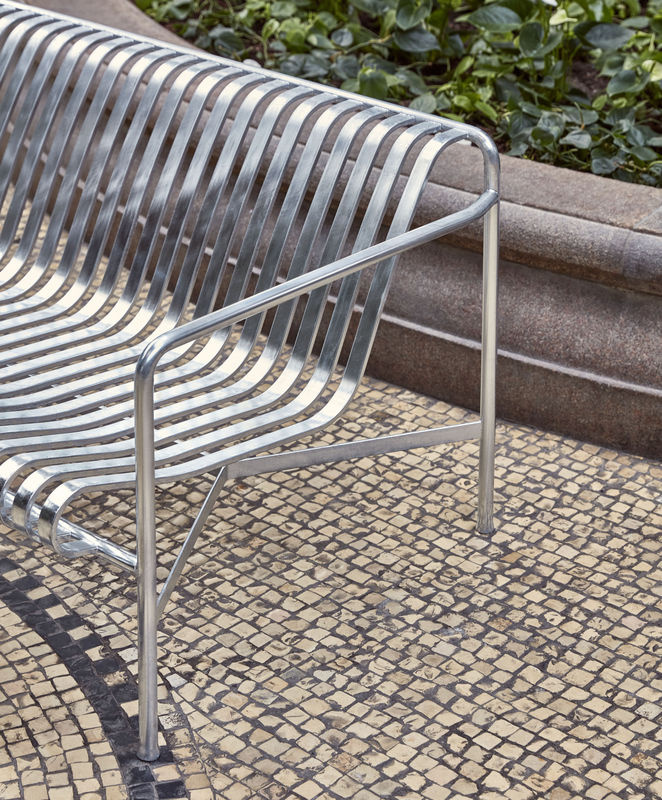 HAY Palissade Lounge Sofa in Silber aus pulverbeschichtetem Stahl mit Armlehnen und Streifenoptik - Bild 2