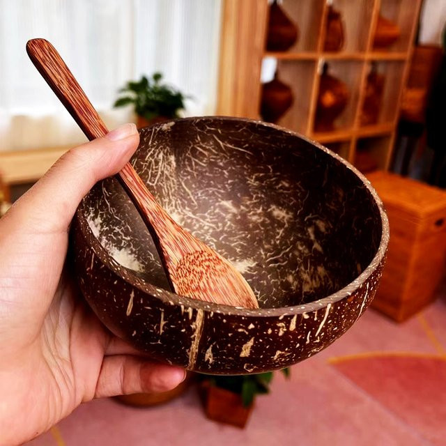Natürliches Kokosnussschalen Set mit Schüssel und Löffel in Braun aus Holz zum Servieren von Salat und Obst - Bild 1