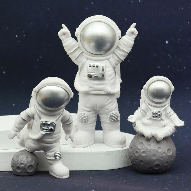 3-teiliges Astronauten-Dekor Set von Fashnics in Weiß mit Mond-Figur aus Kunststoff für deine Schreibtischdekoration - Bild 1