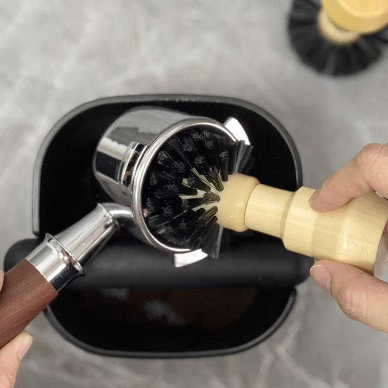 ALIKISSCAFE Kaffee-Reinigungsbürste aus Massivholz in Braun für Espresso- und Kaffeemühlen - Bild 2