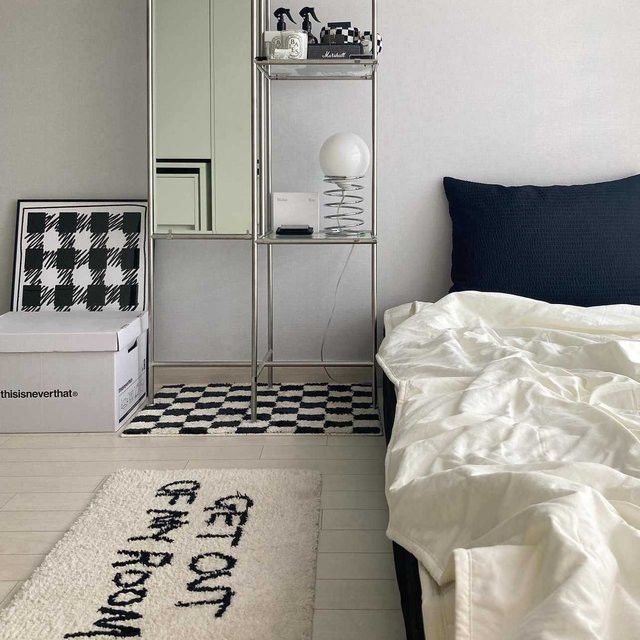 VIKAMA Personalisierter Plüschteppich mit Buchstaben in Weiß für Schlafzimmer, Badezimmer und Eingangsbereich - Bild 1