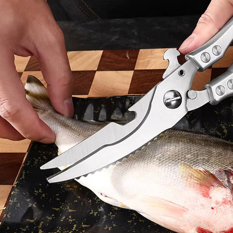 GuanQi Mehrzweck-Küchenschere aus Edelstahl in Silber mit Skala und rutschfestem Griff zur Fleisch-, Fisch- und Meeresfrüchte-Zubereitung - Bild 5