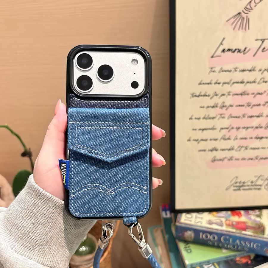 Stilvolle Retro-Kartenhülle aus blauem Denim-Stoff mit Umhängeband als stoßfeste Schutzhülle für iPhone 17, 16, 15 und 14 Pro Max - Bild 2