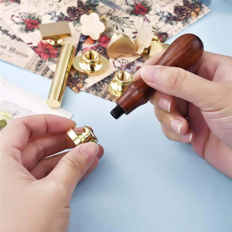 Antiker Siegelwachsstempel aus Metall und Holz in Gold für DIY-Handwerk und Umschlagversiegelung - Bild 1