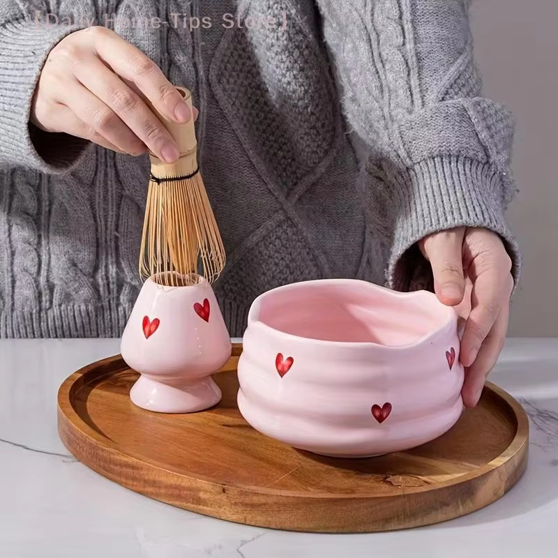Hoeaden Matcha-Set aus Keramik in Pink mit Herz-Motiv, rund, bestehend aus Matcha-Schüssel, Bambus-Schneebesen mit Halter, Bambus-Schaufel und Sieb - Bild 2
