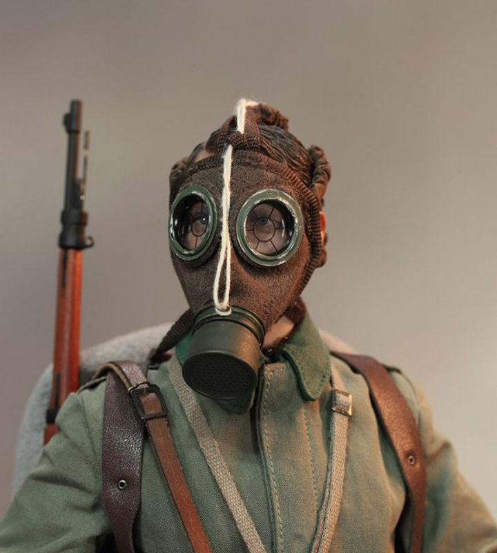 DID D11014 Zubehör Set für 1/6 Actionfiguren mit Gasflasche und Maske in Grau - Bild 1