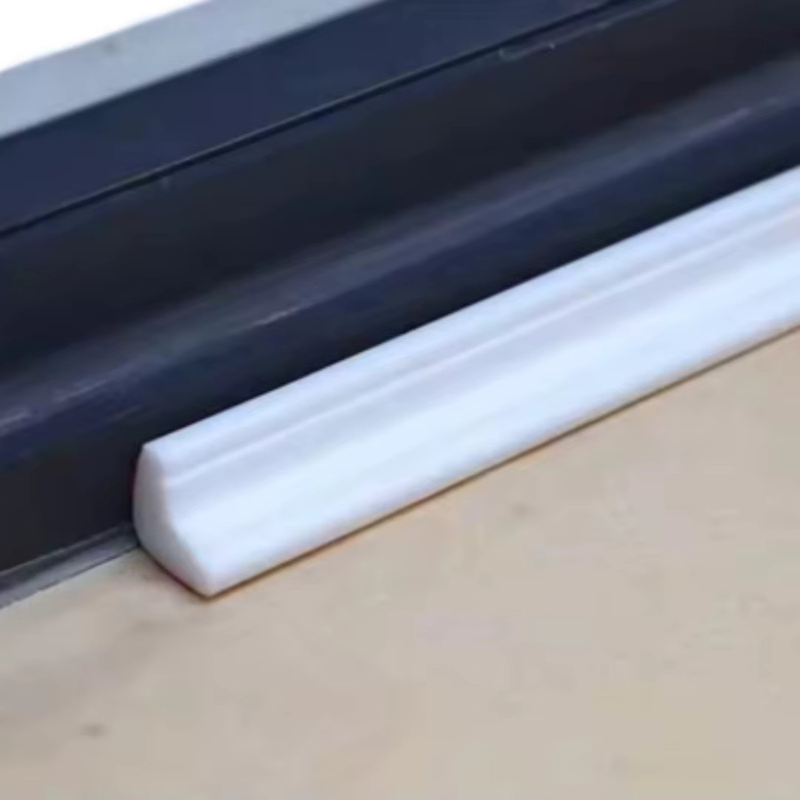 Selbstklebende dreieckige Fußleiste als dekorative Zierleiste für Wandecken und Deckenverkleidungen in Beige oder Weiß - Bild 3