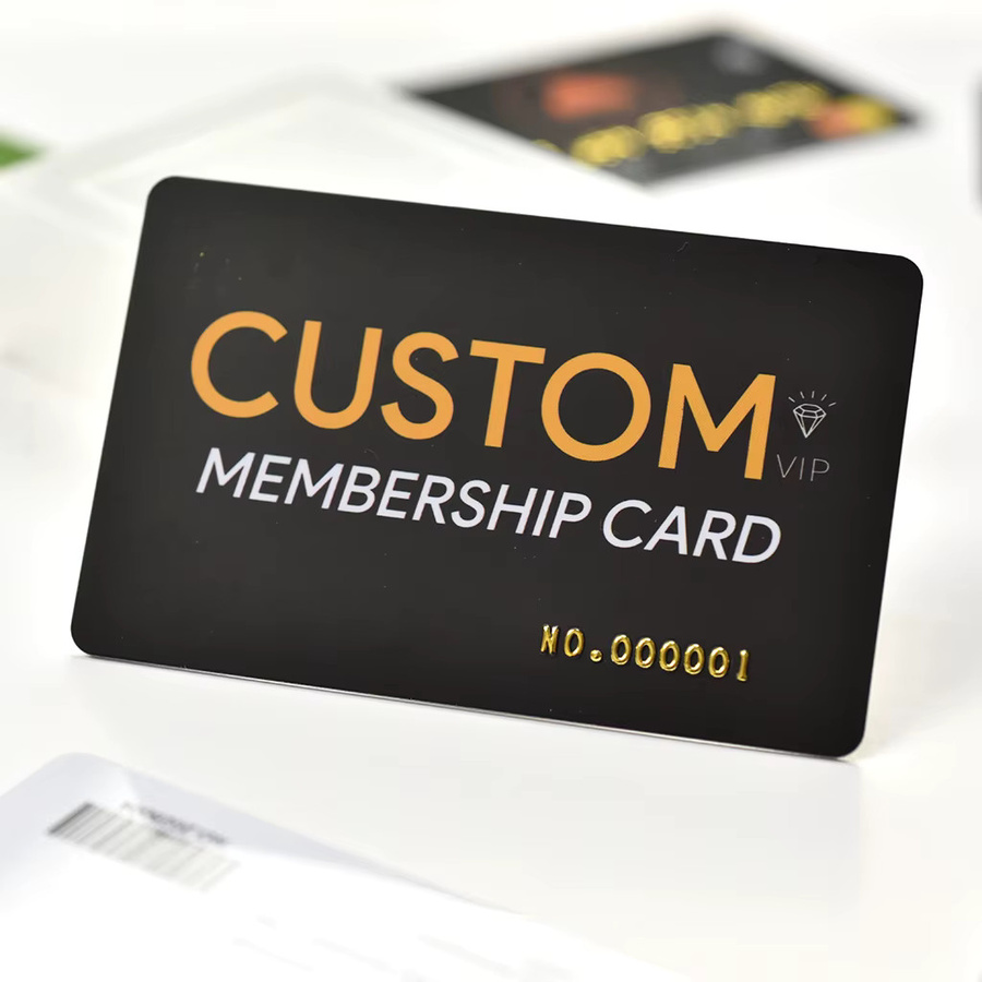 Personalisierte VIP-Mitgliedskarten aus Kunststoff in Schwarz mit Barcode, geprägter Nummer oder Magnetstreifen für dein Unternehmen - Bild 1