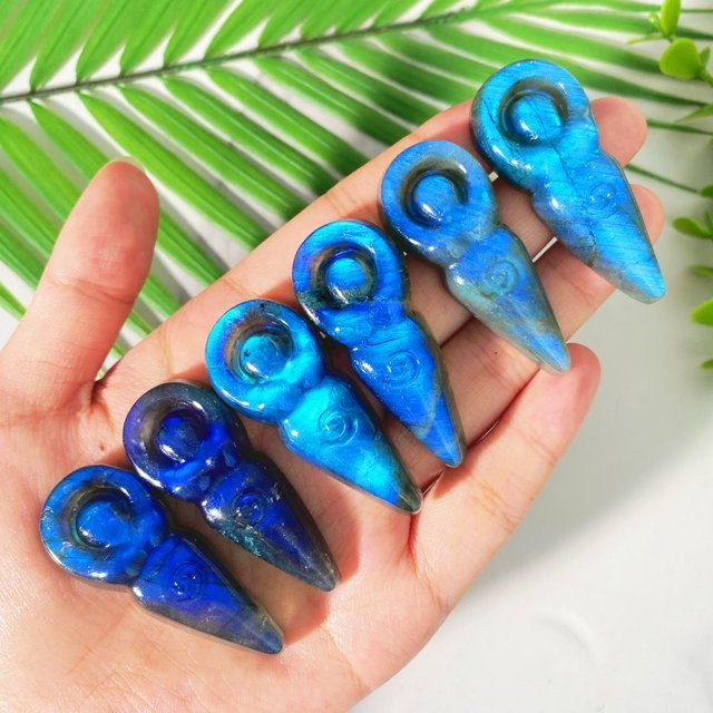 Natürlicher Labradorit Kristall-Schnitzerei als Yoga-Modell in Blau - Bild 1