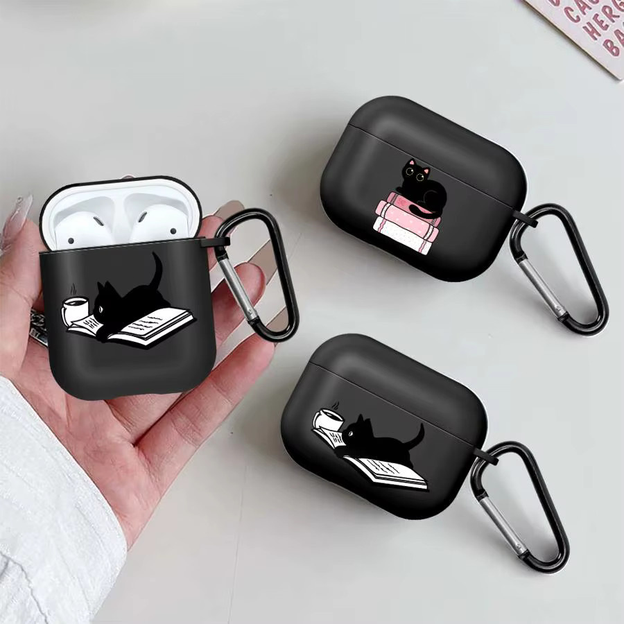 Schutzhülle für Apple AirPods Pro und AirPods 3 mit niedlichem Cartoon-Katzen-Buchdesign in Schwarz - Bild 2