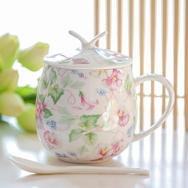 Keramik-Kaffeetasse aus Knochenporzellan mit Deckel und Löffel von Yiran Furniture, Farbe Weiß, florales Design, 450 ml - Bild 1