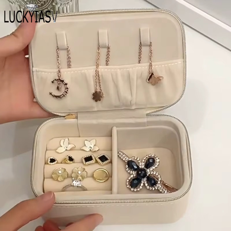 Schmuckaufbewahrung sbox von luckyiasv aus Leder in Beige für Halsketten und Ohrringe - Bild 3