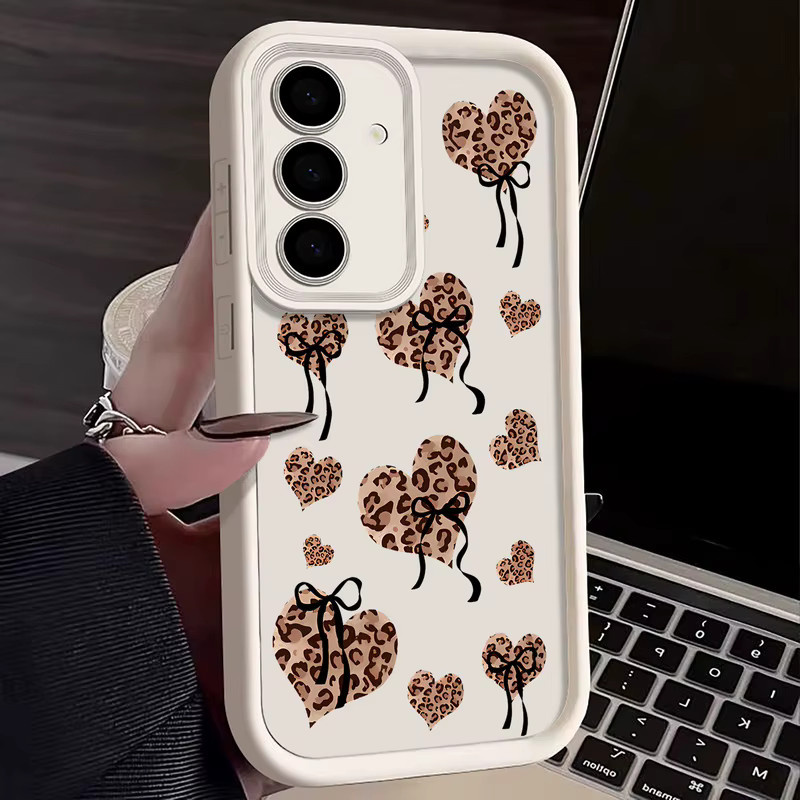Handyhülle mit Leopardenmuster und Herzen für Samsung Galaxy S25 S24 S23 S22 Ultra FE A56 A36 A26 A17 A16 A15 5G in Weiß - Bild 4