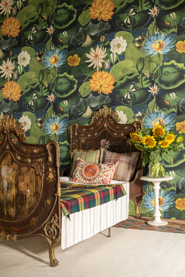 Mindthegap Vliestapete Lotus Blossom in Grün, Blau und Multicolour mit floralem Naturdesign - Bild 1