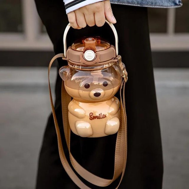 Binchi Keji Travel Bärenbecher mit Strohhalm in Braun, Kawaii Wasserflasche für Kinder und Mädchen, 1000 ml bis 1400 ml - Bild 1
