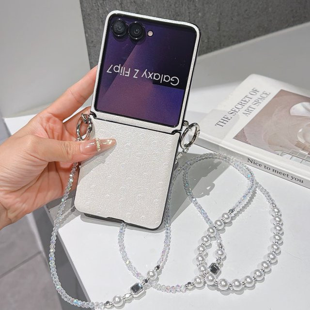 Premium PU-Leder Schutzhülle mit Scharnierschutz und Umhängeband für Samsung Galaxy Z Flip in Weiß - Bild 1
