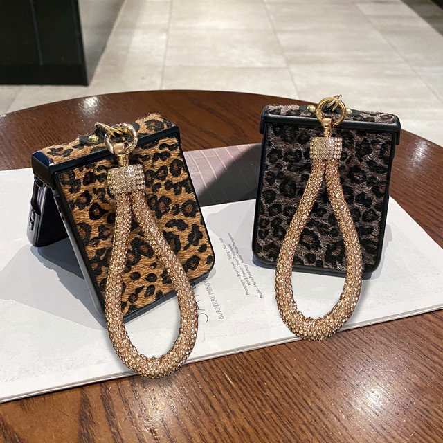 Luxuriöse Samsung Galaxy Z Flip Hülle mit Leopardenmuster aus Plüsch-Texturleder und Glitzer-Lanyard in Multicolour und Braun - Bild 1