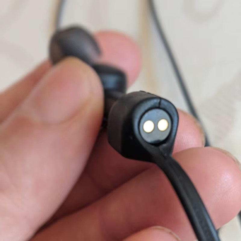 Universelles Silikon Anti-Verlust Magnet Kopfhörerseil für Apple AirPods Pro 1 2 3 in Rot - Bild 2