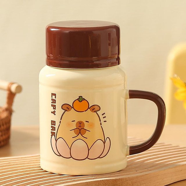 Niedliche Keramiktasse mit Deckel Kapibara von Yiran toy 1 in Beige, 400 ml - Bild 1