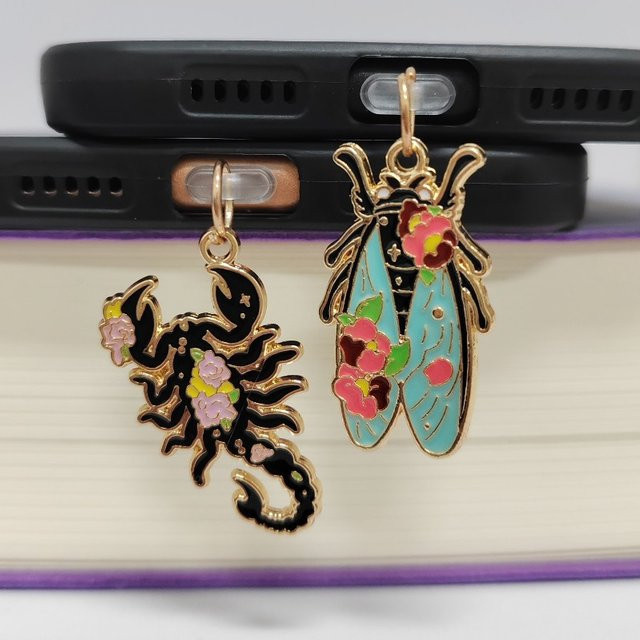 Insekten Motiv Staubschutz Kappe für USB-C Ladeport als Telefon Zubehör in Multicolor - Bild 1