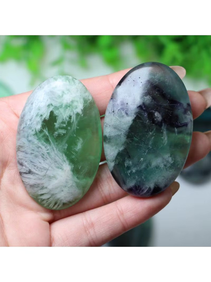 CrystalHola Feder-Schneeflocken-Fluorit Palmstein, polierter Naturstein im Boho-Stil in Grün, Blau und Lila - Bild 5