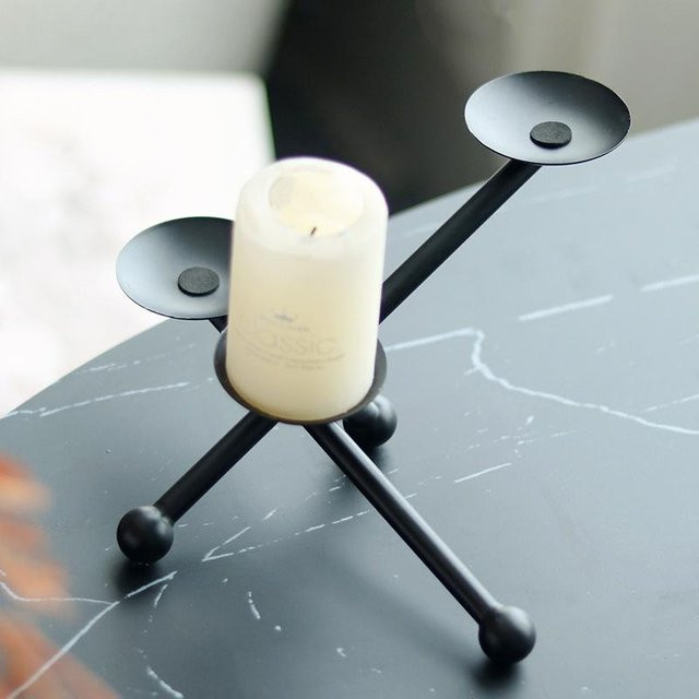Minimalistischer Metall Dreibein Kerzenständer für Stabkerzen und Teelichter in Weiß - Bild 1